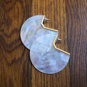 Kai Gold Hoop Earrings In Ivory Pearl